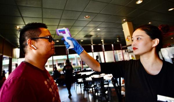 مطعم في كاليفورنيا يفحص درجة حرارة الضيوف وقاية من فيروس كورونا