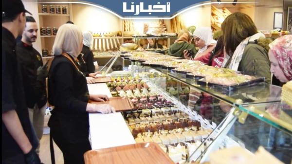 إقبال كبير على شراء الحلويات والمملحات قبيل رأس السنة بوجدة