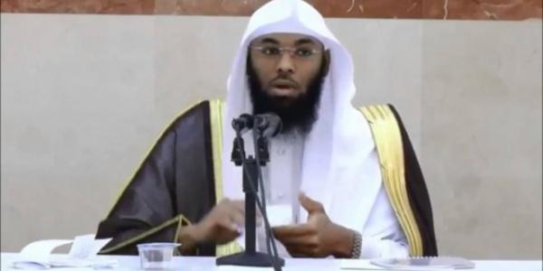 فيديو للنقاش: عالم إسلامي يؤكد أن الأرض ثابتة والشمس هي التي تدور