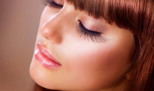 طريقة فعالة لإطالة الرموش