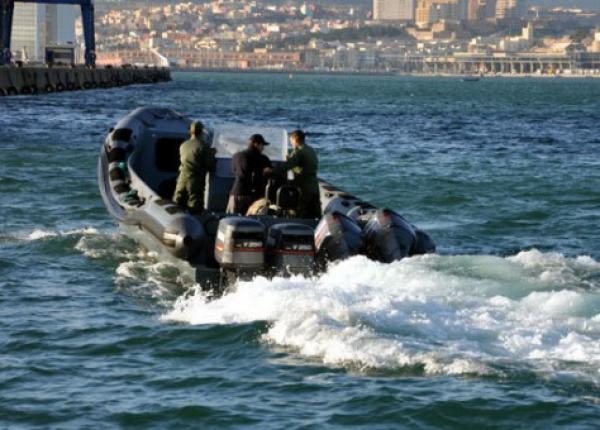 بالفيديو... شاهد كيف تدخل الدرك البحري بسلا لتوقيف قارب للهجرة السرية على متنه 13 شخص بينهم امرأة