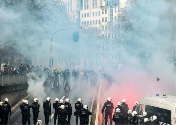 الشرطة البلجيكية تستخدم خراطيم المياه والغاز المسيل للدموع ضد المحتجين في بروكسل(فيديو)