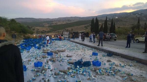 فيديو مثير ..  انقلاب شاحنة "حليب سنترال" بين طنجة وتطوان و مواطنون يسرقون حمولتها من الحليب