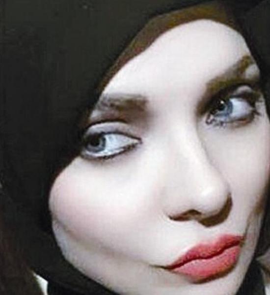 ميريام كلينك بعد (التعري) تثير الجدل بنشر صورتها بالحجاب