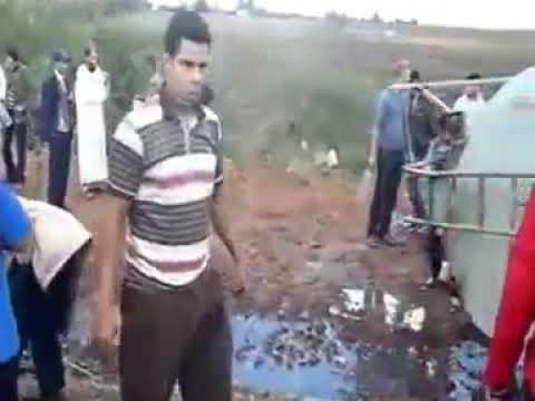 فضيحة: شوفو الناس اش دارو بعد انقلاب شاحنة محملة بالبنزين