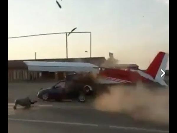 شاهد : طائرة تصطدم بسيارة
