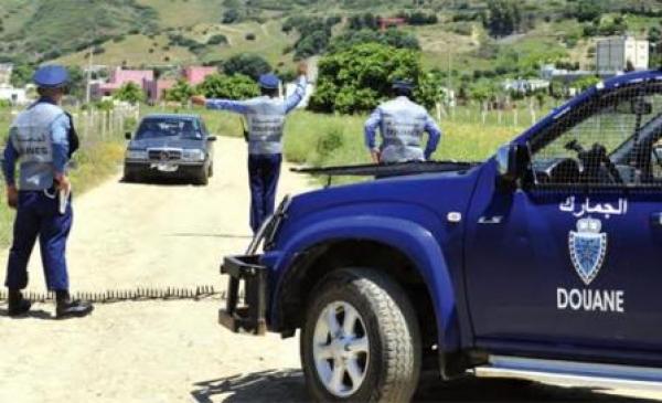 التحقيق مع جمركيين كدسوا أموالا طائلة رغم رتبهم البسيطة