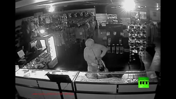 عصابة تسرق أكثر من 30 قطعة من متجر أسلحة أمريكي!