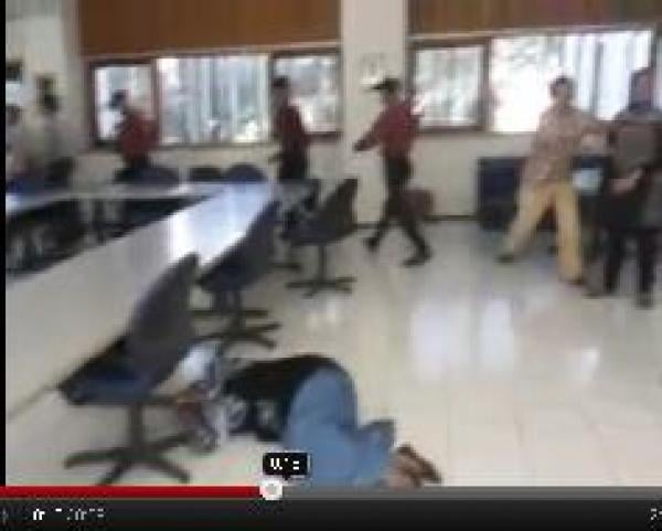 موظفة بكلية الحقوق عين الشق تصفع طالبة