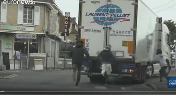 شاهد: مهاجرون يركضون خلف الشاحنات للتسلل من فرنسا إلى بريطانيا…