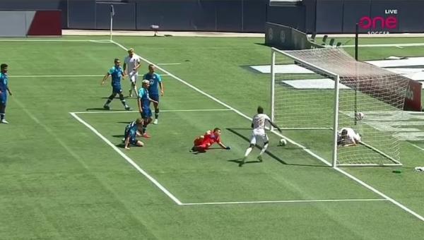 أغرب فرصة ضائعة في تاريخ كرة القدم من نصيب مهاجم بالدوري الكندي(فيديو)