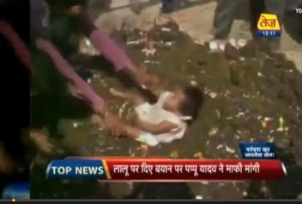 بالفيديو: قرويون هنود يغمسون أطفالهم في روث البقر