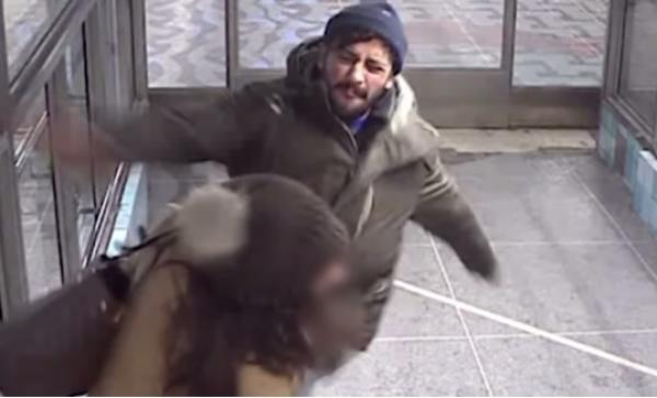 بالفيديو: لص يلكم امرأة ويبصق بوجهها في محطة المترو