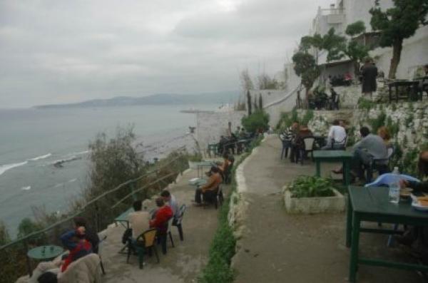  جريمة قتل مروعة بمقهى الحافة بالشهيرة.. وأنباء متضاربة عن انتماء الجاني للتيار السلفي