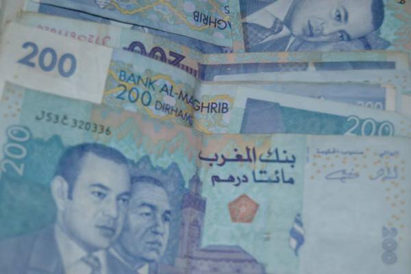 شراء السجائر يفضح مُزور أوراق نقدية ويُطيح به في قبضة الأمن