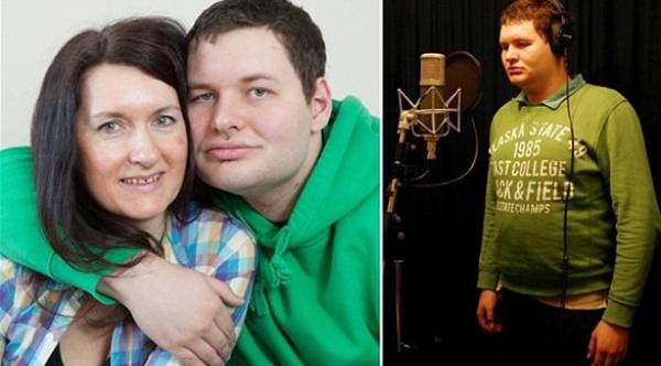 بالفيديو: أخرس يفاجىء عائلته بإصدار ألبوم غنائي بصوته