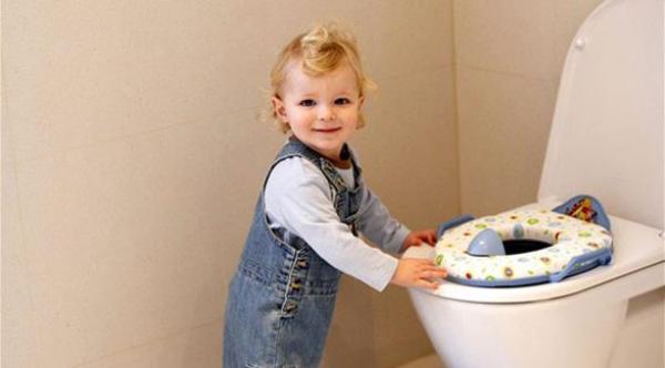 نصائح لتدريب الطفل على استخدام دورة المياه