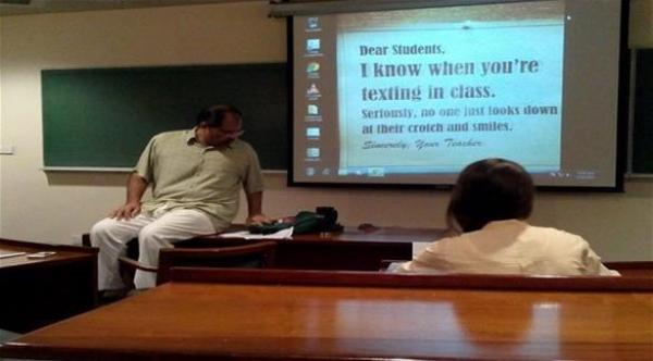 مدرس يجد طريقة لاكتشاف من يعبث بهاتفه أثناء الدرس