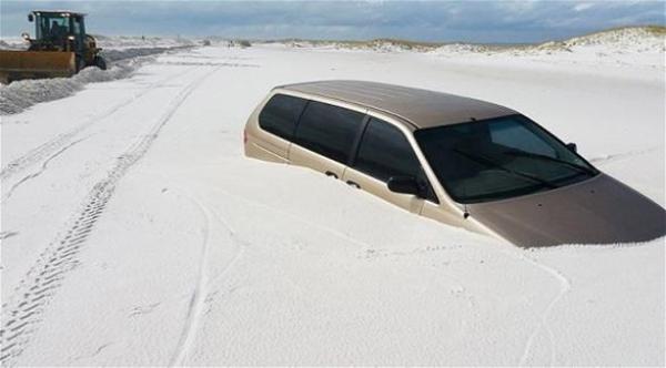 رمال بيضاء على شكل ثلوج تغطي شواطئ فلوريدا