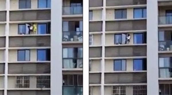 مشهد صادم لطفلين يسيران على حافة نافذة بالطابق الـ 11