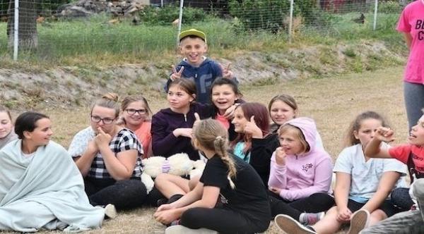  مجموعة من أطفال القرية معظمهم من الإناث (أوديتي سنترال)