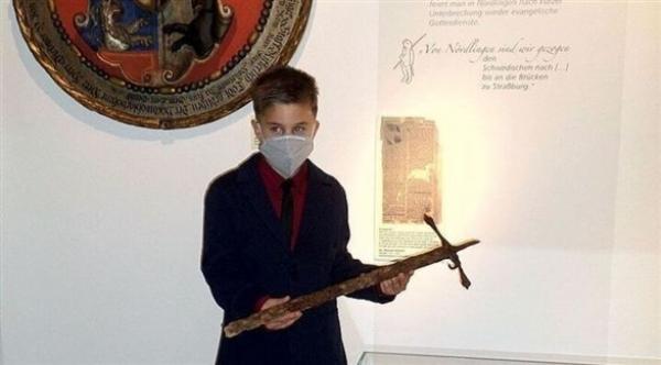 مراهق ذو 12 عاما يعثر على سيف تاريخي أثناء سيره في غابة