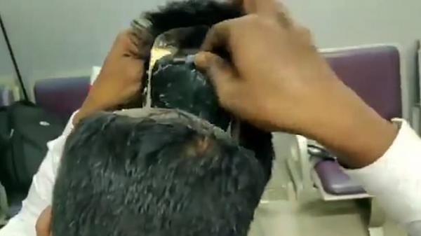 بالفيديو: ضبط رجلين حاولا تهريب مئات آلاف الدولارات عبر شهرهما المستعار