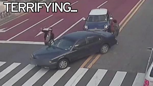 بالفيديو: سائق يحطم سيارة امرأة بمطرقة أثناء شجار بينهما