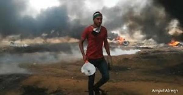 متظاهرون فلسطينيون يستخدمون مضارب التنس في رد قنابل الغاز (فيديو)