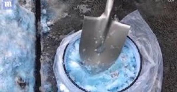 ثلوج زرقاء تغطي مدينة روسية تثير مخاوف السكان (فيديو)