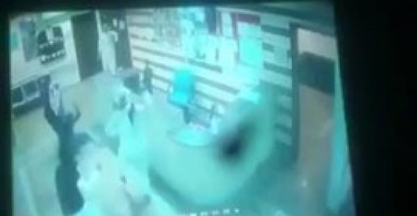بالفيديو.. لحظة مقتل شاب في مشاجرة داخل مستشفى بالسعودية