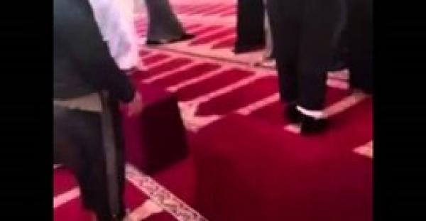 بالفيديو.. «مشاجرة » بالأيدي بين المصلين في مسجد بالسعودية