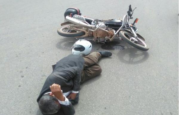 سيارة تقودها سيدة تدهس  دراجة نارية وترسل صاحبها للمستعجلات