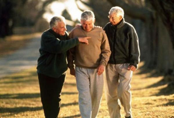 دراسة: الخروج من المنزل يطيل عمر كبار السن