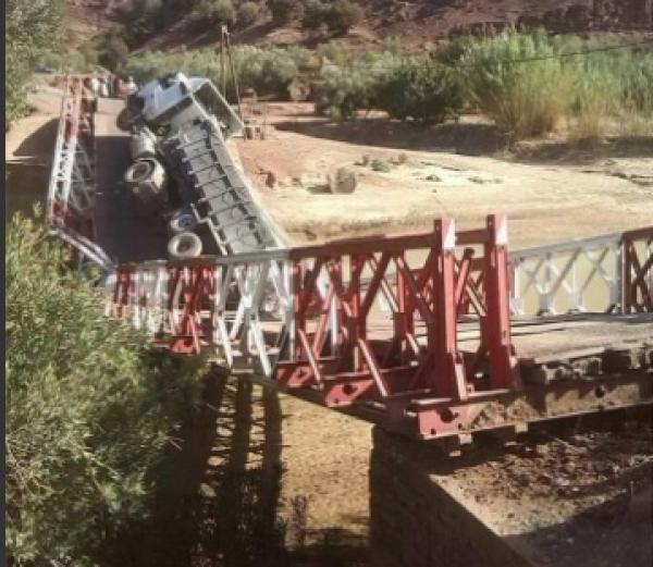 شاحنة محملة بالرمال تتسبب في انهيار قنطرة حديثة الاصلاح والسائق ينجو من موت محقق (صور)