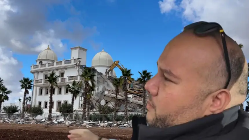 صاحب قصر الضيافة ببوسكورة قبل اكتمال الهدم: هدموا صورة البلاد.. وأطالب بإلإنصاف من جلالة الملك