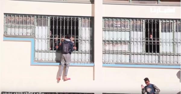 شوف أشنو وقع لحظة خروج تلاميذ من مؤسسة تعليمية احتجاجا على الساعة الإضافية