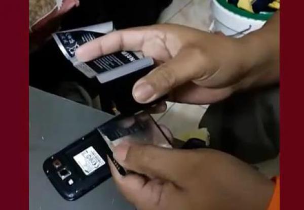 ما حقيقة شريحة التجسس في بطاريات هواتف سامسونج ؟ (فيديو)