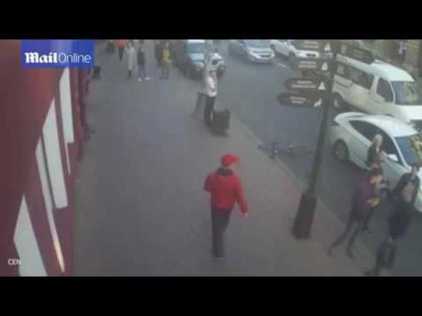 بالفيديو: امرأة تصدم دراجين بسيارتها بعدما تحرشا بها