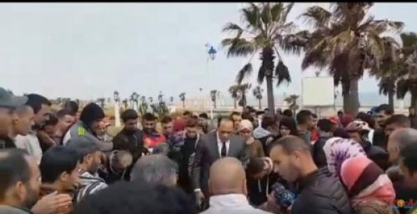 فيديو ..عامل المضيق يتكلم مع غاضبين بعد وفاة سيدة بباب سبتة