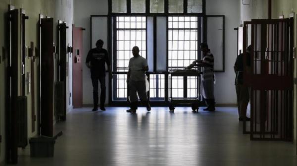 مأساة... مهاجر مغربي يُقدم على فعل لا يخطر على بال حتى يتخلص من صقيع شوارع إيطاليا و يفوز بِ"نعيم" السجن!!