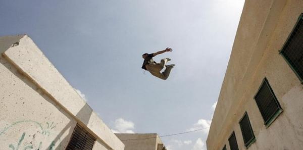 هكذا لقي رجل حتفه بعد سقوطه من أعلى سطح منزله بسبب "بارابول"