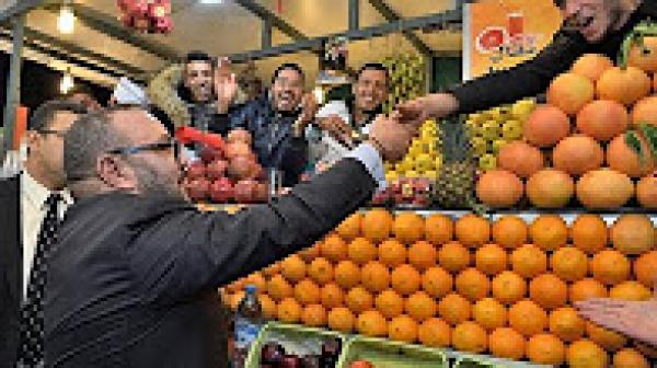 في مشهد رائع للملك محمد السادس رفقة الحرفيين والصناع
