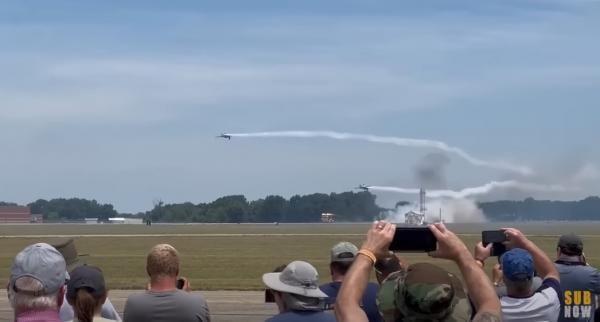 سباق تحدي بين سيارة مع طائرتين ينتهي بطريقة مأساوية(فيديو)