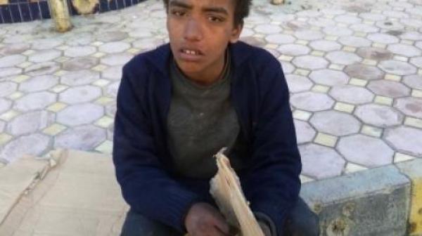 طفل سوري يأكل الكرتون لـ"يقهر" الجوع (فيديو)