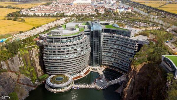 الصين تدشن أول فندق في حفرة ضخمة