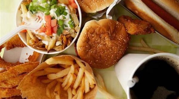 محقق دولي: الوجبات غير الصحية أخطر من التبغ