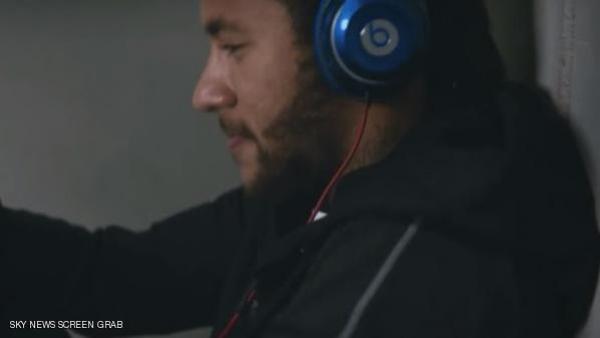 «نيمار» يتسبب في منع استعمال سماعات الرأس في الملاعب