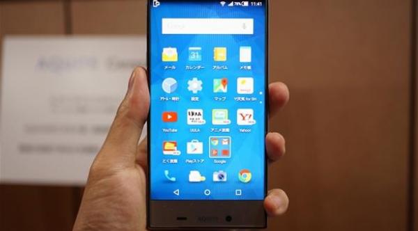 شارب تكشف عن هاتف ذكي مع شاشة بدون حواف