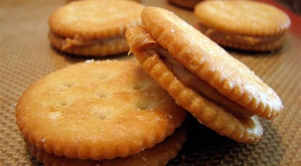 ما هي السلامونيلا؟ وهي تختبئ في الكوكيز والبسكويت؟